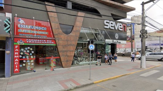 Bombeiros registram princípio de incêndio em farmácia no Centro de Tubarão #Pracegover Na foto, fachada da farmácia atingida por princípio de incêndio
