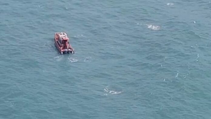 buscas #Pracegover Foto: na foto há uma embarcação e o mar