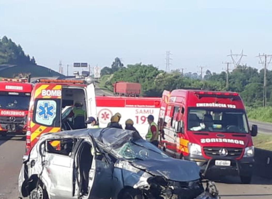 Carro que capotou em Capivari de Baixo tinha 6 ocupantes, dois morreram no local1 #Pracegover Na foto, um veículo completamente destruído e viaturas dos Bombeiros e Samu
