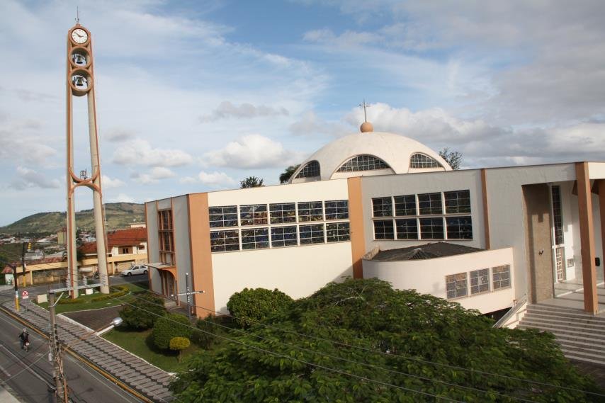 catedral #Pracegver Foto: na imagem há uma igreja, árvores e uma rua