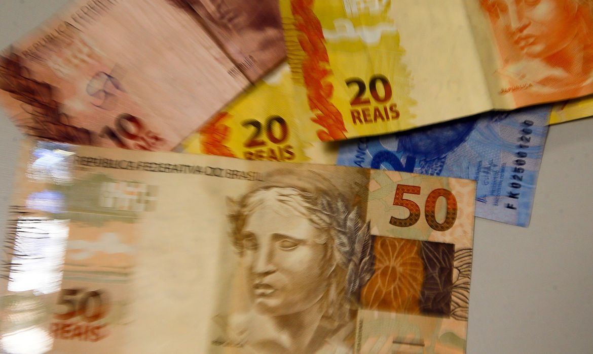 cédulas #Pracegover Foto: na imagem há cédulas de R$ 2, 10, 20 E 50