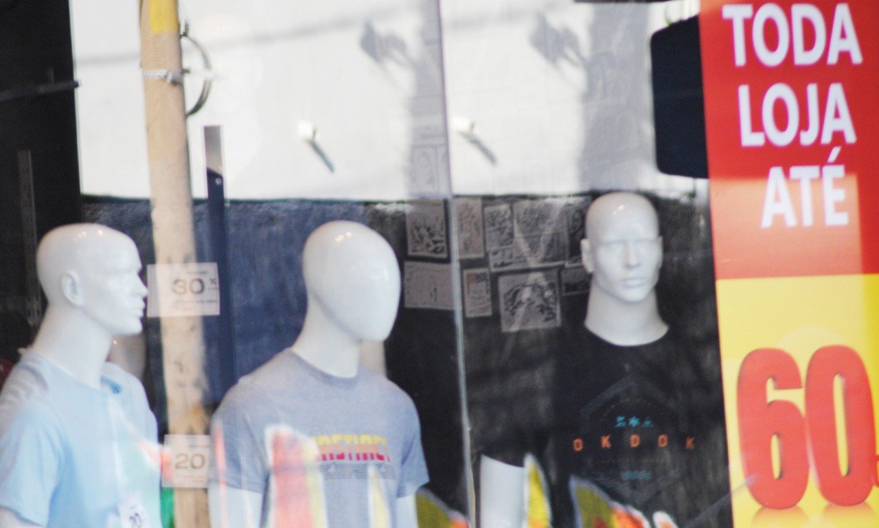 Comércio de Tubarão terá horário normal segunda e terça-feira #pracegover Na foto, uma vitrine de loja de roupas
