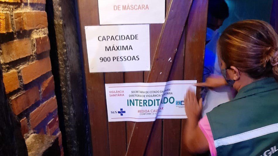 Covid-19 Casa noturna da Praia do Rosa é interditada por receber clientes acima da capacidade permitida #Pracegover Na foto, vigilância interditando a casa noturna
