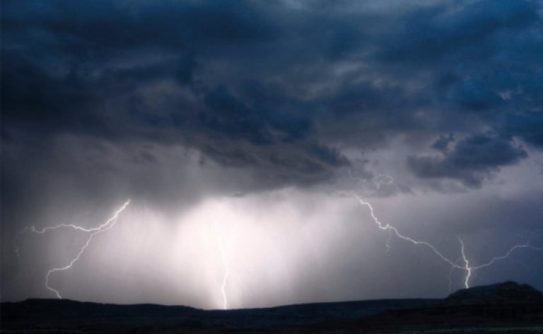 #Pracegover Na foto, nuvens carregadas, chuva e raios