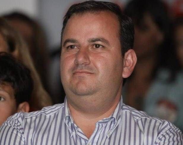 deyvisonn-de-souza #Pracegover Foto: na imagem há um homem com a camisa listrada