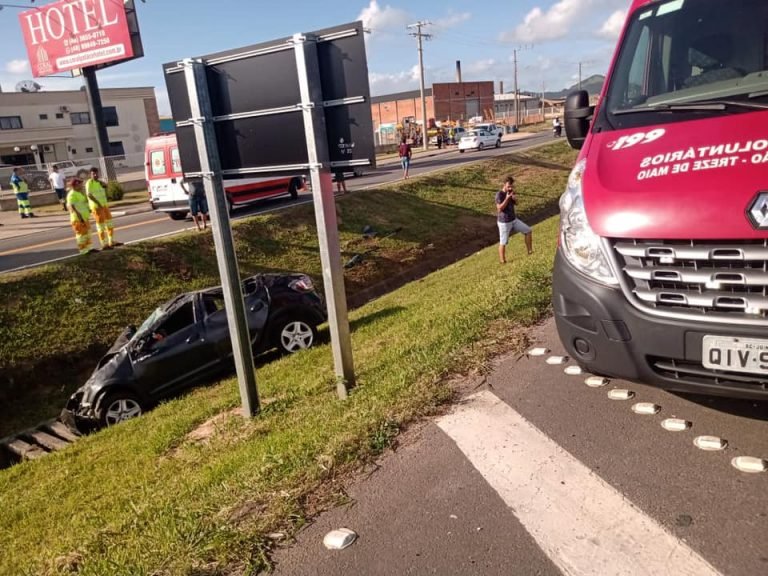 Duas mulheres ficam feridas em capotamento na BR 101 em Sangão