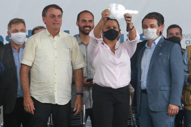 entrega de veiculos #Pracegover Foto: na imagem há pessoas próximas, algumas com máscaras e outras sem