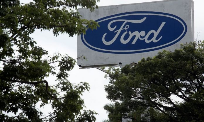 ford #Pracegover Foto: na imagem há árvores e uma placa da Ford