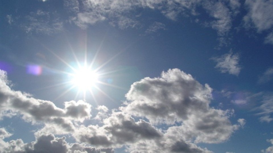 Forte calor nesta segunda-feira traz temporais isolados para Santa Catarina #Pracegover Na foto, céu claro e sol entre nuvens