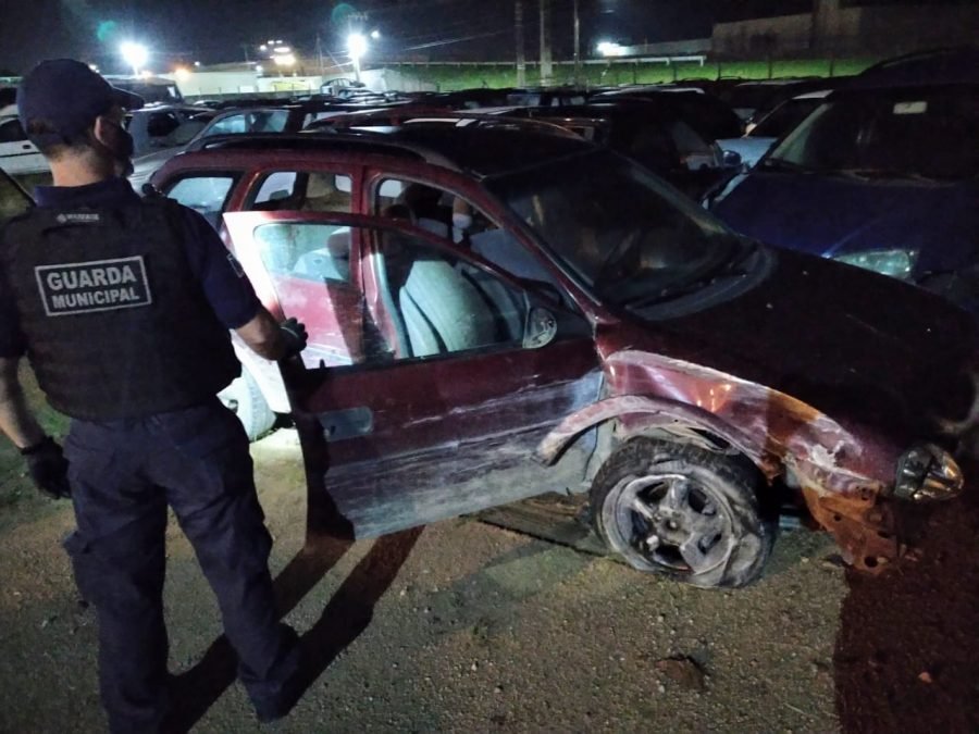 GMT #Pracegover Foto: na imagem há um homem com farda e vários carros