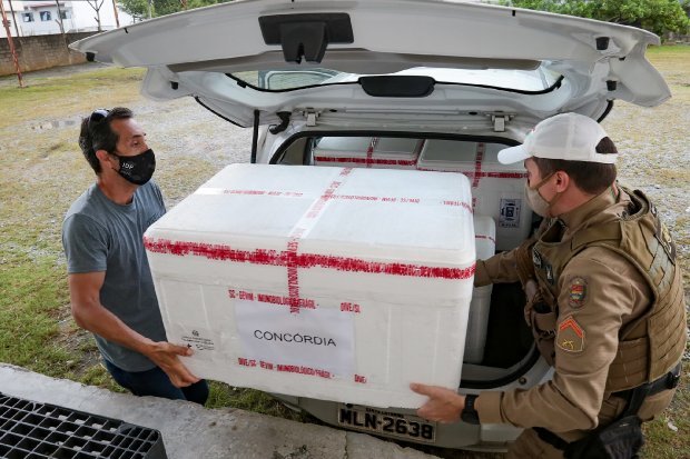 Governo de SC distribui novas doses da vacina contra a Covid-19 para as regionais de saúde