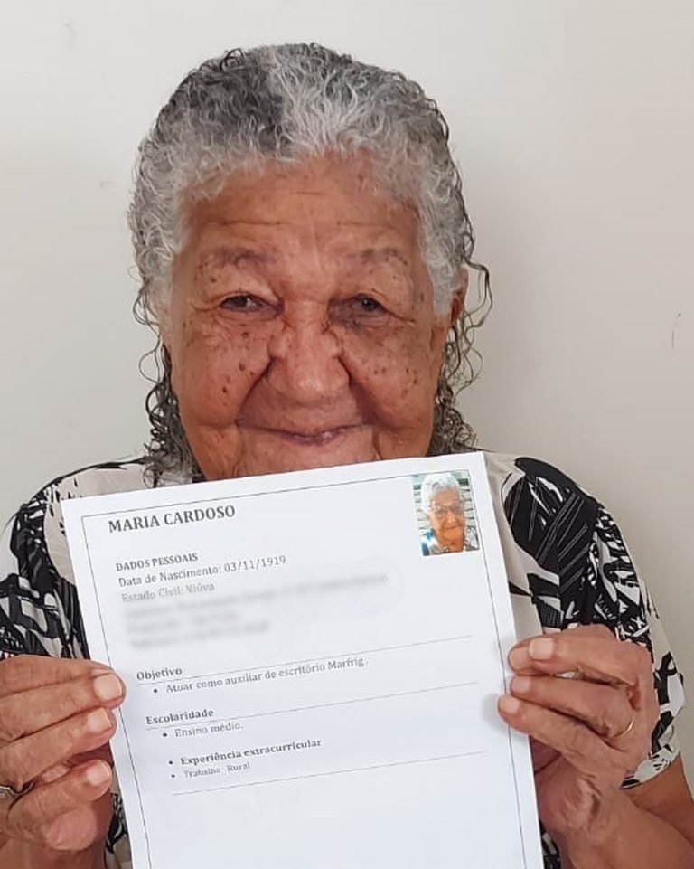 Idosa de 101 anos faz currículo com intenção de trabalhar para comprar vinho