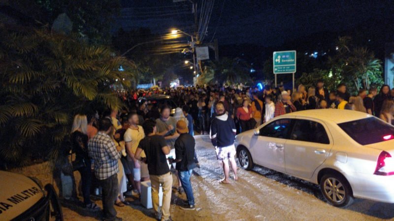 imbtuba #Pracegover Foto: na imagem há inumeras pessoas aglomeradas e um carro