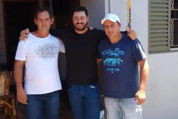 jovem #Pracegover Foto: na imagem há três homens
