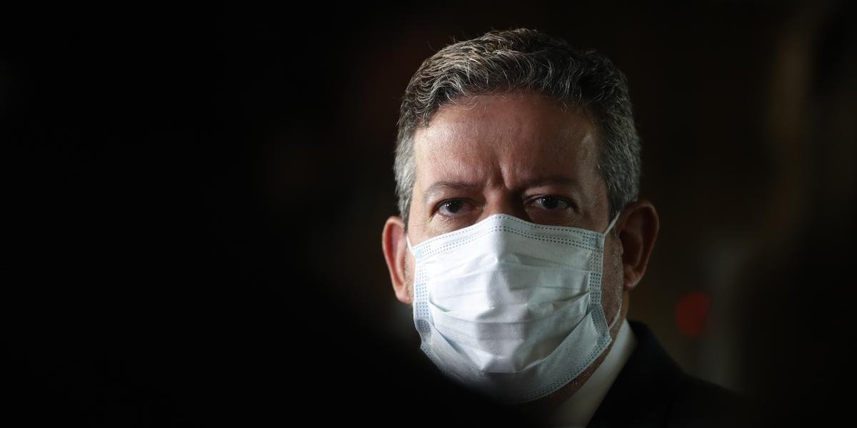 Lira #Pracegover Foto: na imagem há um homem com máscara