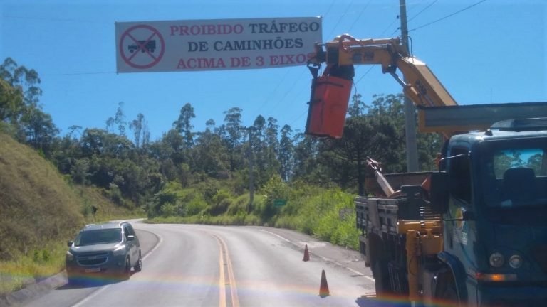 Moradores e empresários fazem advertência para caminhões acima de três eixos não subirem a Serra do Corvo Branco Moradores e empresários fazem advertência para caminhões acima de três eixos não subirem a Serra do Corvo Branco