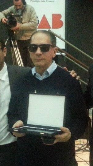 Morre o advogado Dr. Eduardo Luiz Mussi, ao 79 anos #Pracegover Na foto, Dr. Eduardo Mussi segurando uma placa durante homenagem que recebeu da OAB em 2013
