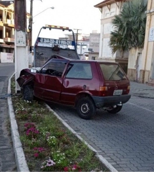 Motorista colide em poste e abandona o carro no Centro Histórico de Laguna
