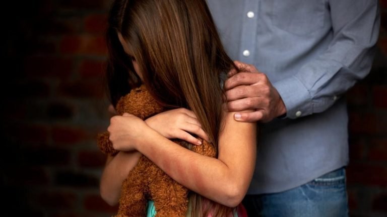 Mulher recebe pena de quase 50 anos por compartilhar filha com os “namorados” durante relações sexuais Mulher recebe pena de quase 50 anos por compartilhar filha com os “namorados” durante relações sexuais