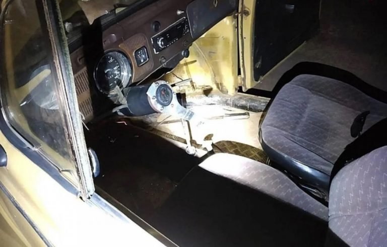 Oeste: Homem sem habilitação é flagrado dirigindo fusca sem volante Oeste: Homem sem habilitação é flagrado dirigindo fusca sem volante