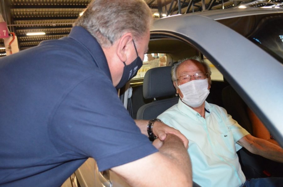 padre #Pracegover Foto: na imagem há o padre Raimundo dentro de um carro e o prefeito de Tubarão. Ambos estão de máscara
