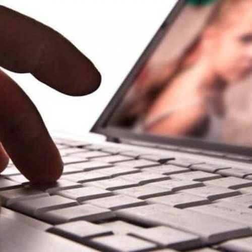 pedofilia2 #Pracegover Foto: na imagem há dedos e um notebook