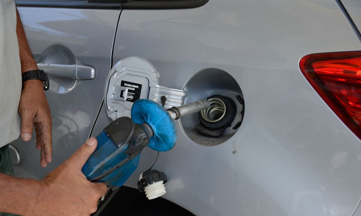 Petrobras anuncia aumento da gasolina e do diesel em refinarias #pracegover Na foto, um frentista abastecendo um veículo