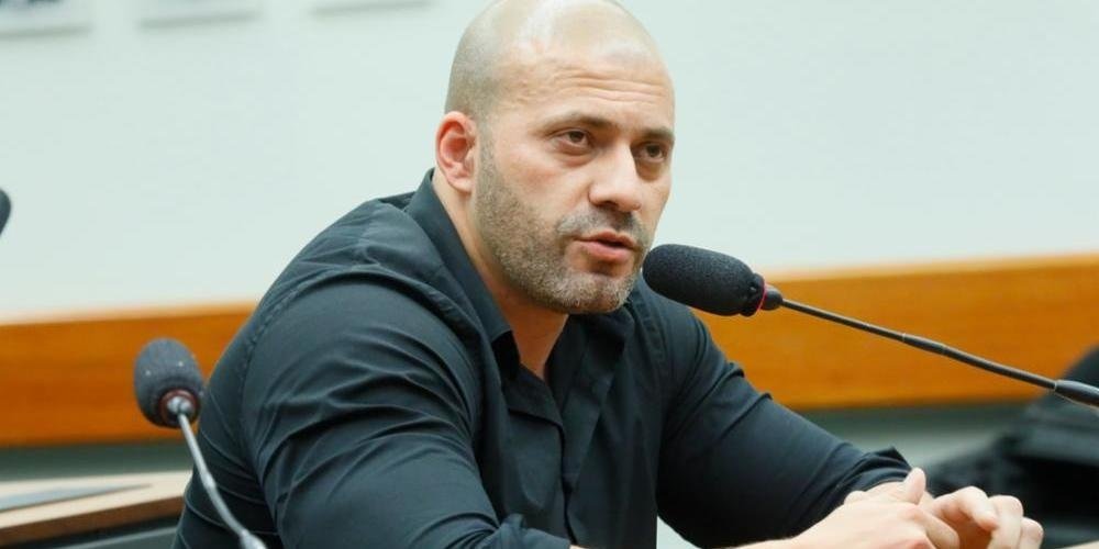 PF prende o deputado Daniel Silveira por vídeo publicado com discurso de ódio contra STF #Pracegover Na foto, Deputado Daniel Silveira aparece falando em um microfone