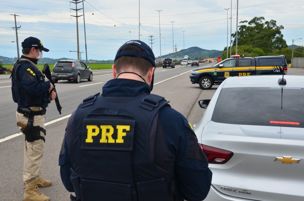 Polícia Rodoviária Federal inicia Operação Carnaval nesta sexta-feira #pracegover Na foto, agente da PRF durante fiscalização na BR 101