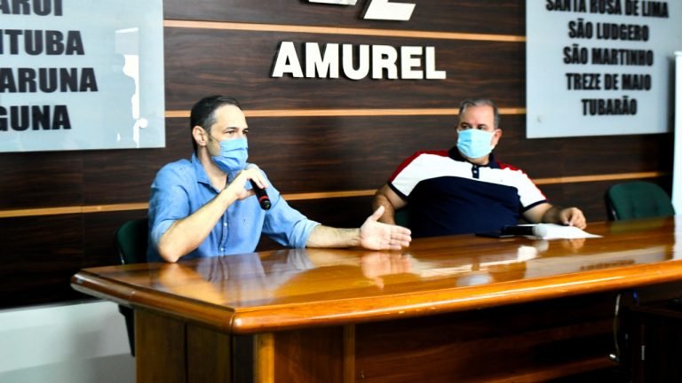 #Pracegover Na foto, o diretor da Fundação de Saúde de Tubarão e o prefeito de Pescaria Brava, Deyvisonn da Silva de Souza