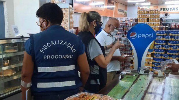 Procon apreende produtos vencidos e mal-acondicionados em comércio de Jaguaruna