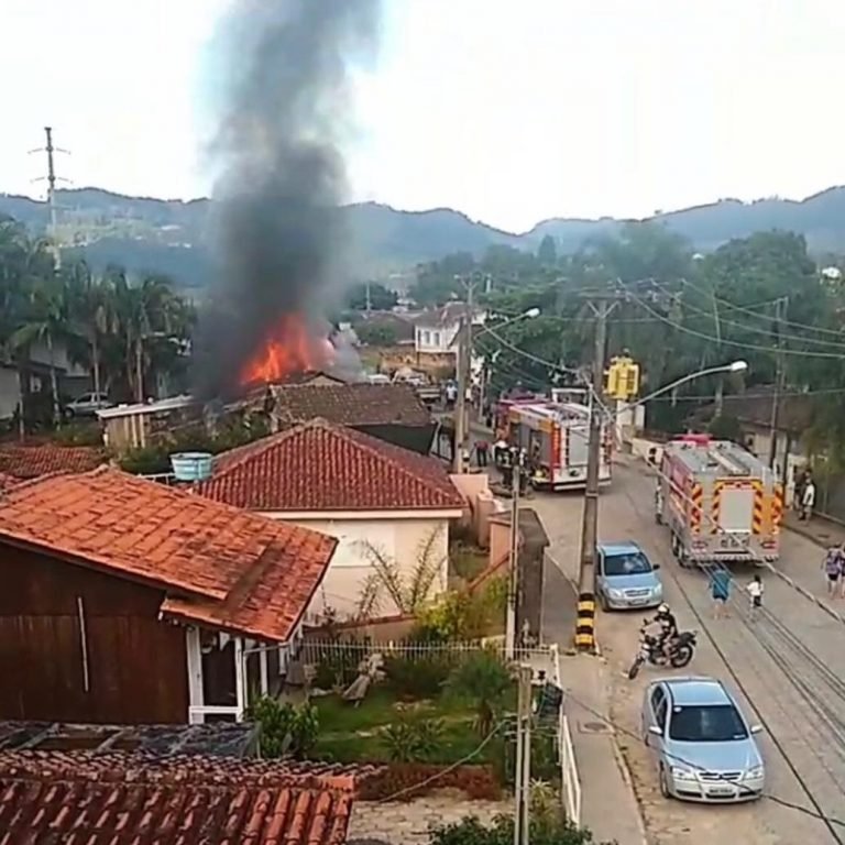 Residência é completamente destruída por incêndio em Braço do Norte Residência é completamente destruída por incêndio em Braço do Norte