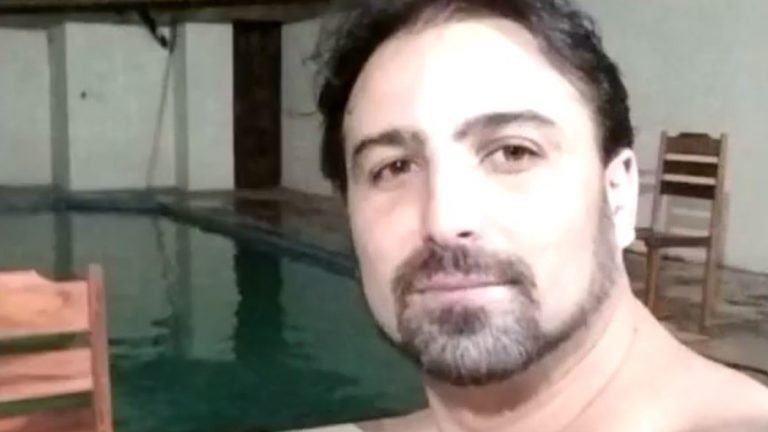Ricardo #Pracegover Foto: na imagem há um homem, uma piscina e duas cadeiras