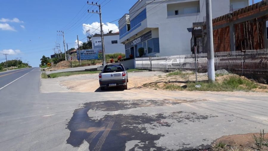 rodovia #Pracegover Foto: na imagem há uma rodovia, edifícios e um carro