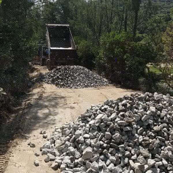 seinfra #Pracegover Foto: na imagem há pedras , caminhão e árvores