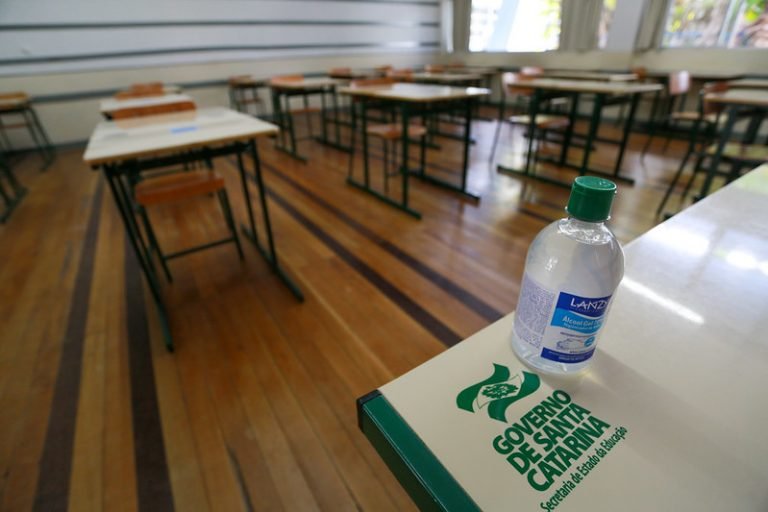 Sindicato dos professores de SC decide em assembleia suspender a greve no reinício das aulas