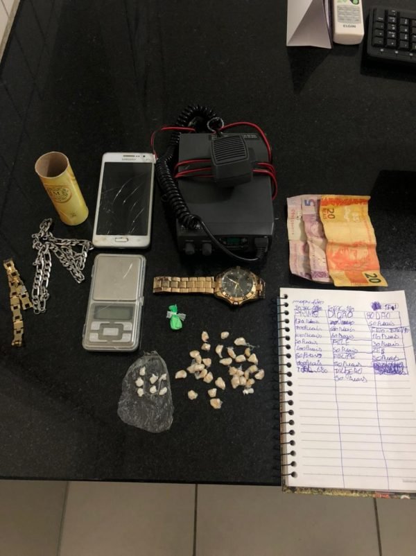trafico #Pracegover Foto: na imagem há relógio depulso, celular, um caderno de anotações, pulseiras, dinheiro e outros itens