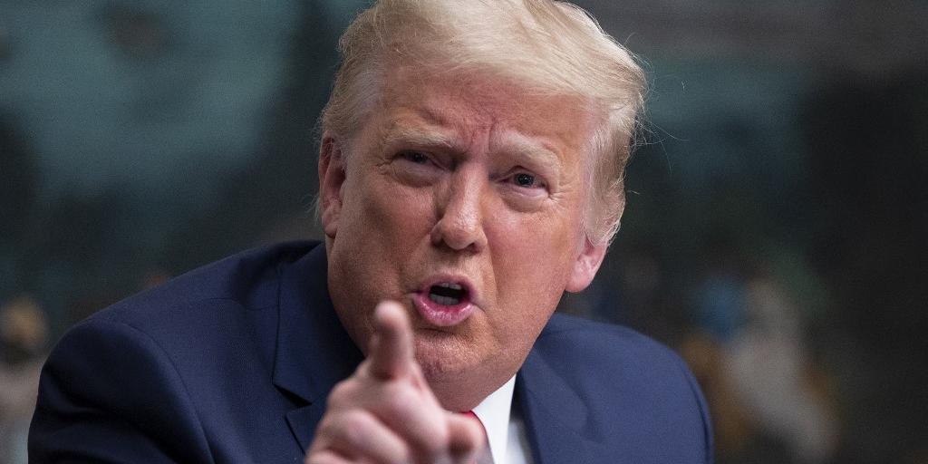 trump #Pracegover Foto: na imagem há um homem de terno com o dedo em riste