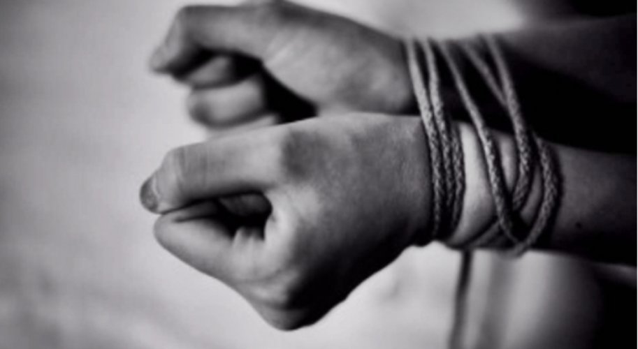 Tubarão Após família ser rendida por bandidos, mãe consegue se soltar e pedir socorro para salvar os filhos #pracegover Na foto, uma pessoa com as mãos amarradas com uma corda