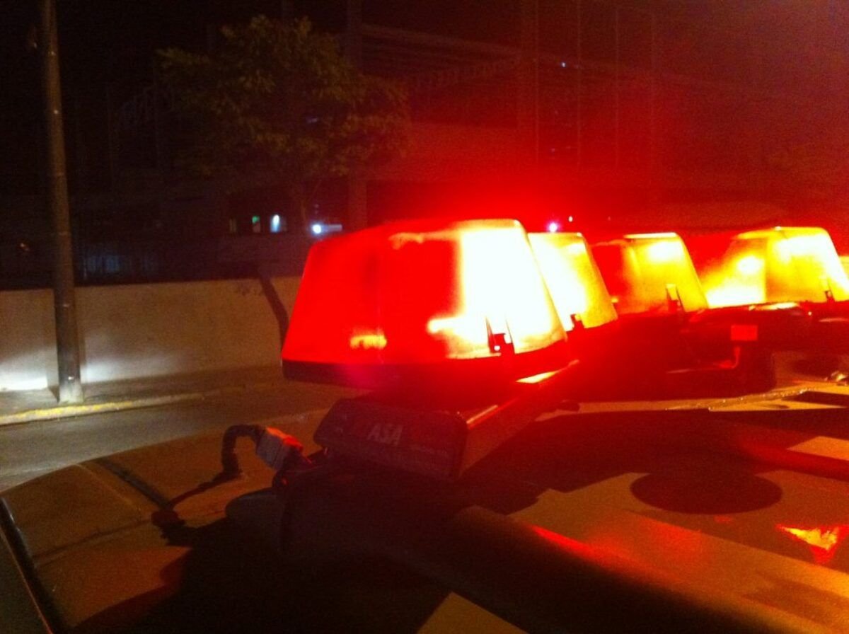 Tubarão Vítima de assalto pega arma de bandido, tenta atirar contra ele, mas arma estava descarregada #Pracegover Na foto, sirene da polícia