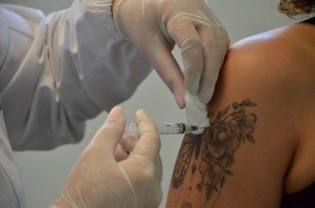 vacinacao covid #Pracegover Foto: na imagem há uma muher aplicando a vacina em outra pessoa