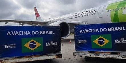 vacinas #Pracego ver Foto: na imagem há uma aeronave