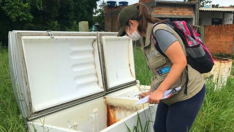 Vigilância em Saúde de Imbituba registra foco com 12 larvas do Aedes Aegypti no bairro Nova Brasília #Pracegover Na foto, uma mulher fiscalizando locais que podem ser foco do mosquito da Dengue