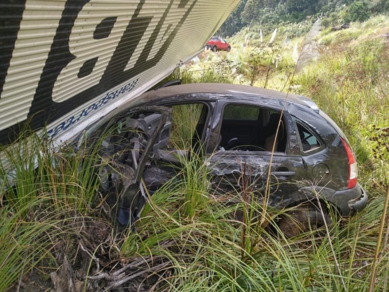 acidente #Pracegover Foto: na imagem há um caminhão e um veículo de passeio