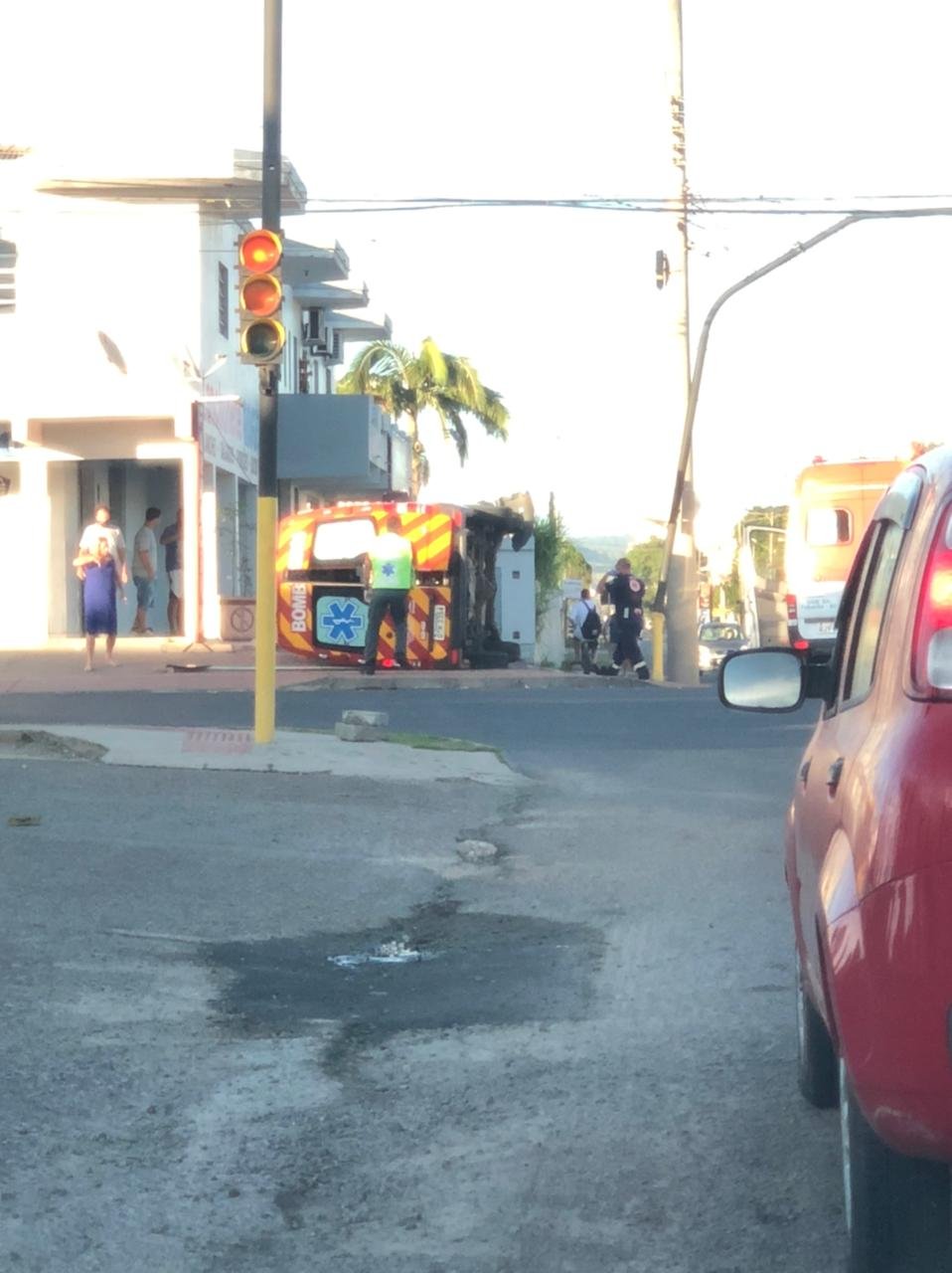 Ambulância do Corpo de Bombeiros tomba em acidente em Tubarão