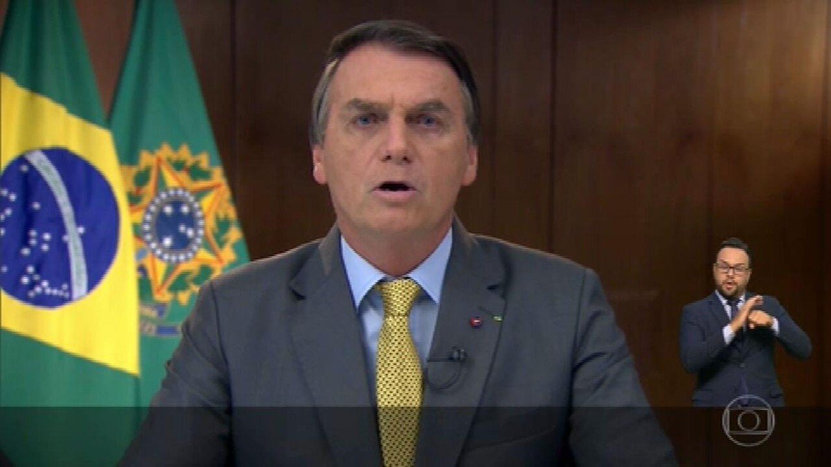 Bolsonaro #Pracegover Foto: na imagem há um homem de terno