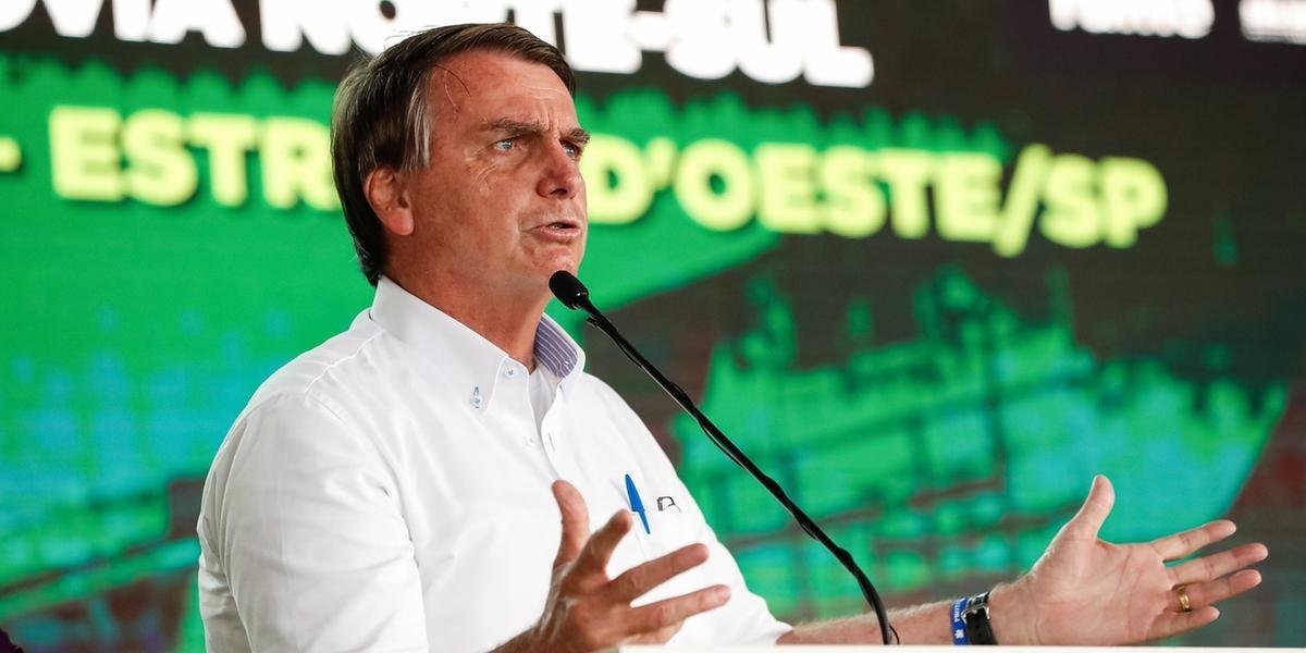 bolsonaro #Pracegover Foto: na imagem há um homem de camisa branca e um microfone