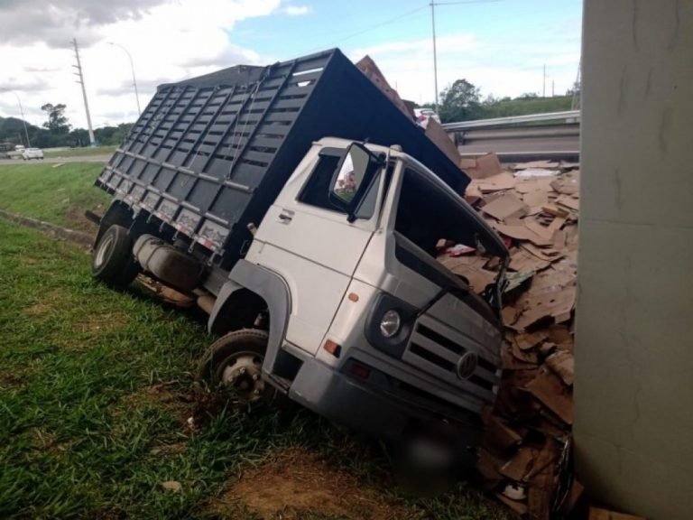 #Pracegover Foto: na imagem há um caminhão tombado e papelões