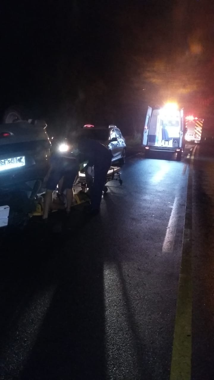 Capotamento em Imaruí deixa condutor ferido