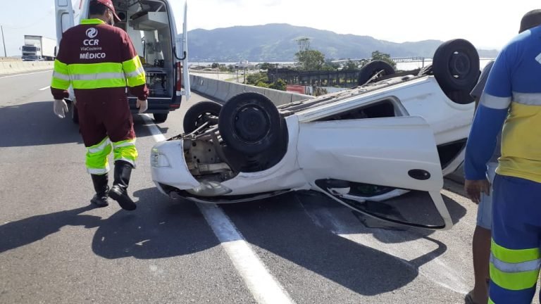 Capotamento no viaduto de acesso à Laguna deixa trânsito lento na BR-101